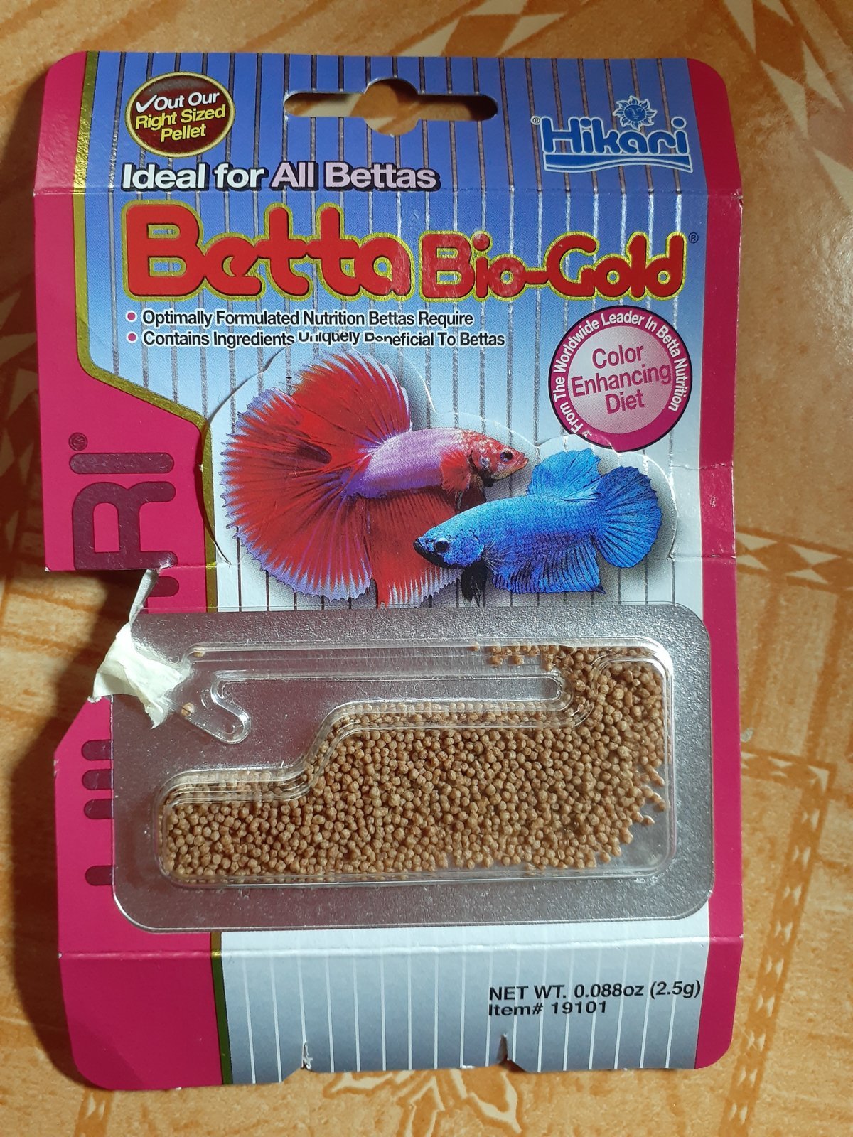 Cuantas bolitas de comida se le da a un pez